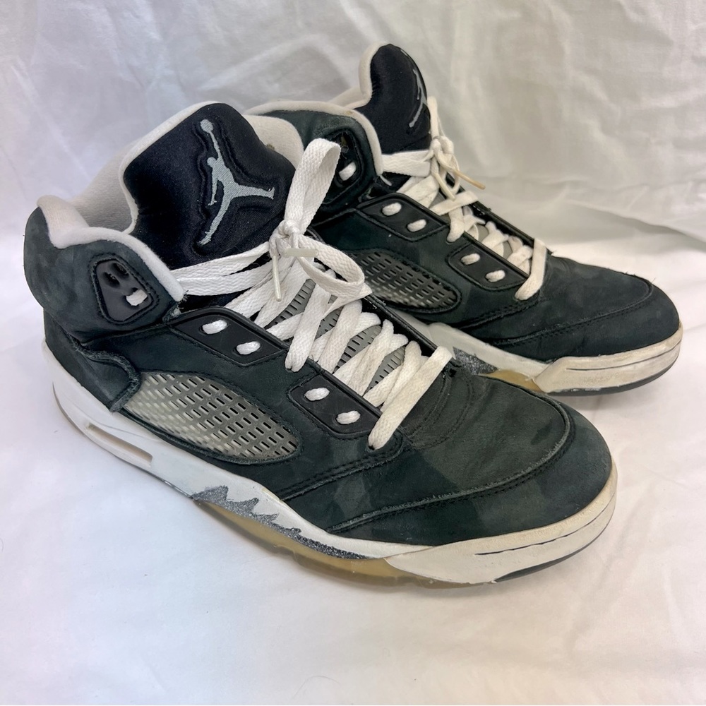Nike Air Jordan 5 Retro Oreo tennis shoes. - Picture 3 of 11